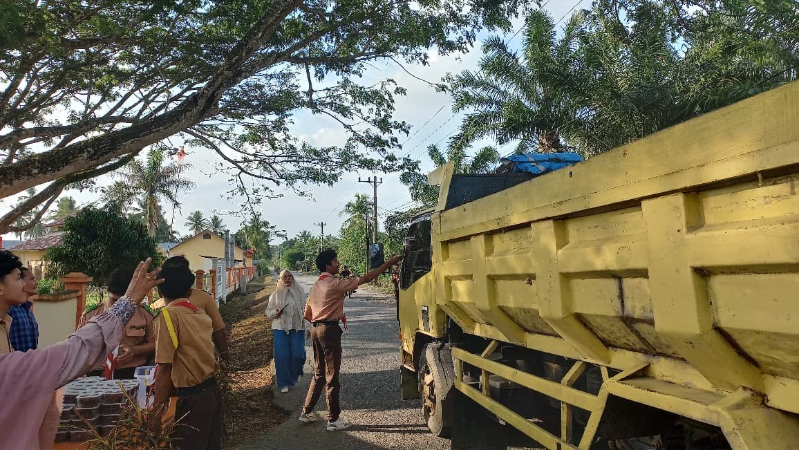 SMA NEGERI 1 KUTA MAKMUR BERBAGI TAKJIL GRATIS, BERBAGI DI BULAN SUCI MENGGAPAI RIDHA ILAHI